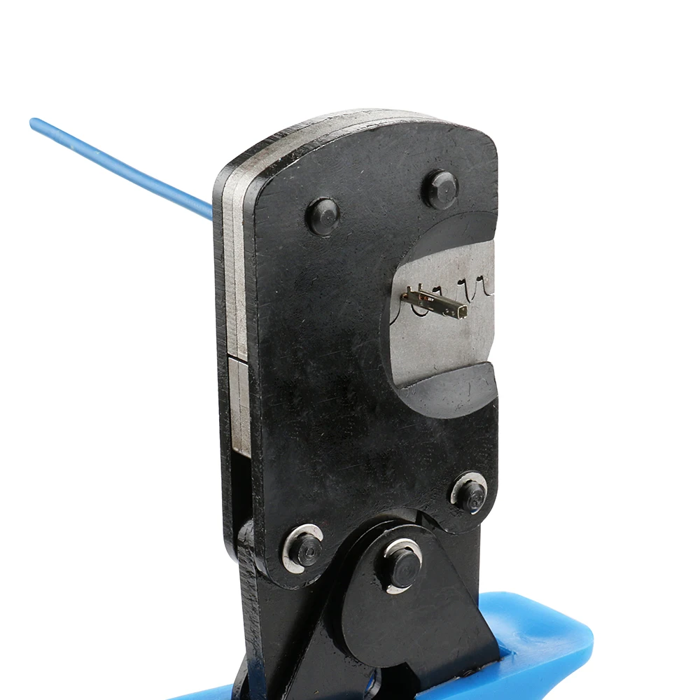 Pince à sertir YR-3220 en action, sertissant un fil de 0.03mm² dans un connecteur micro.