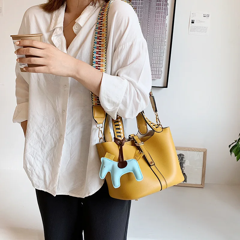 

Korean version of broadband Tote bag women 2019 new summer contrast portableOne-shoulder Messenger Bag with Western Style Textur