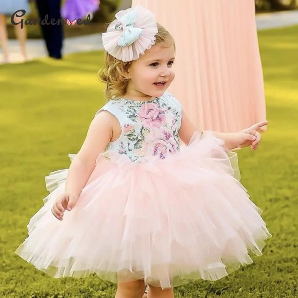 

Puffy Pink Layers Flower Girl Dresses Lace Embroidery First Communion Dresses Oneck Backless Bow Baby Pagnant Dresses
