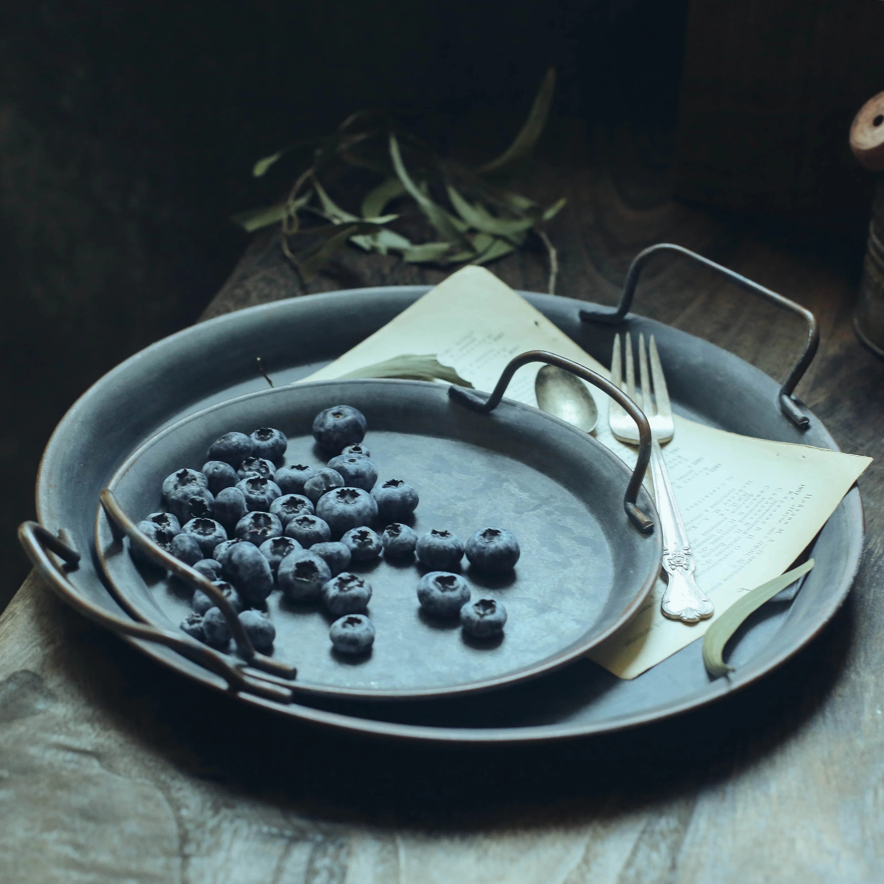 Vintage Metal Plate With Handles Handcrafted Wrought Retro Storage Bread Tray Home Decoration Food Photography Props Vintage Metal Plate With Handles Handcrafted Wrought Retro Storage Bread Tray Home Decoration Food Photography Props