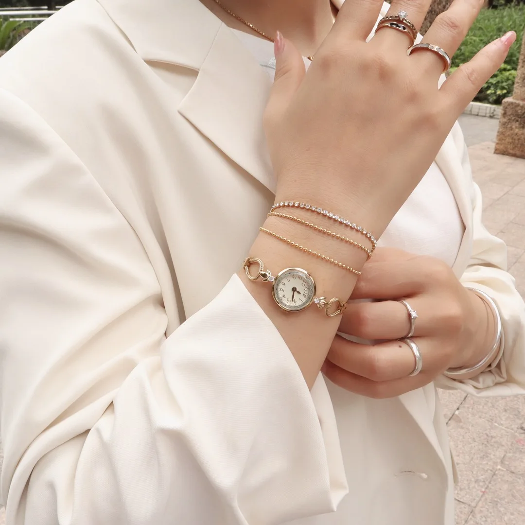 New Retro Diamond-studded Womens Watch Niche Light Luxury Small Dial Student INS Bracelet Waterproof Temperament Simple