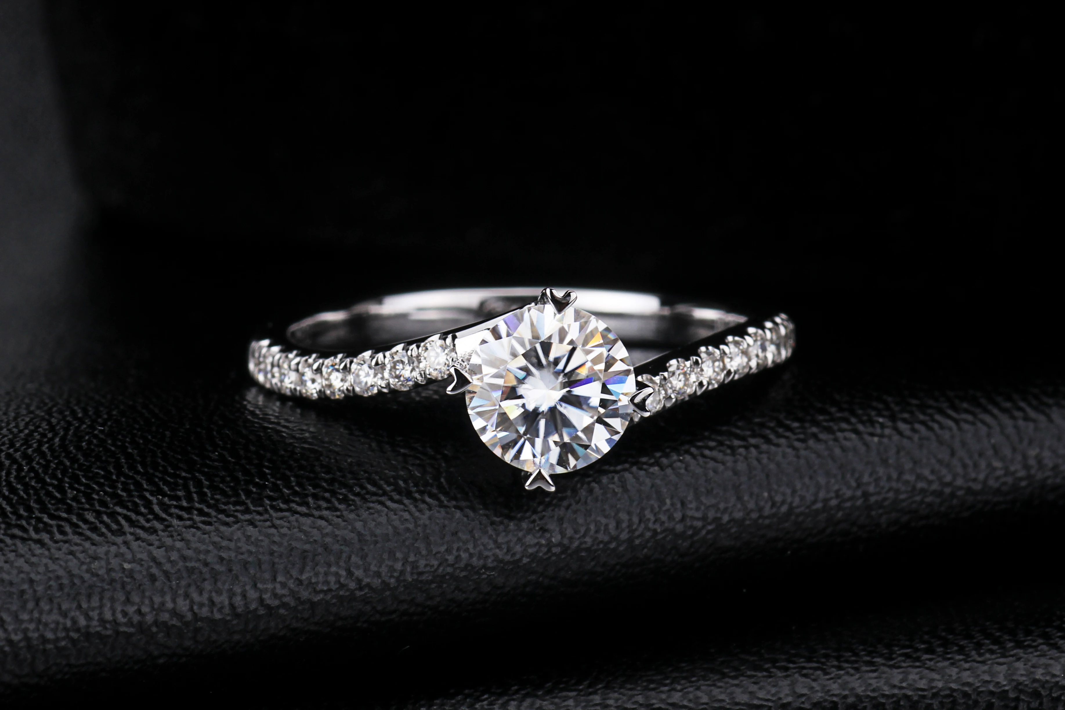 

Classic Round Brilliant Cut 18K Moissante Ring Supper White 1CT Pretty Moissanite Ring Girl Fashion Ring