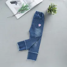 Новинка года; сезон весна; стильная детская одежда; модные джинсы для девочек с вышитыми сердечками; детские брюки