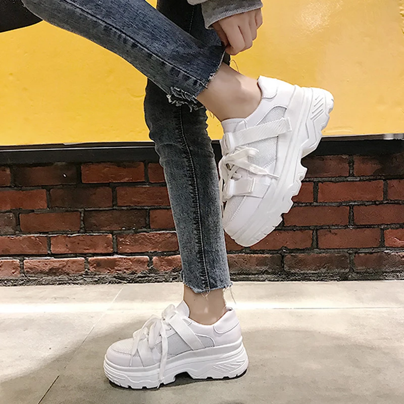 Сезон весна осень женские белые кроссовки из сетчатой кожи на платформе с