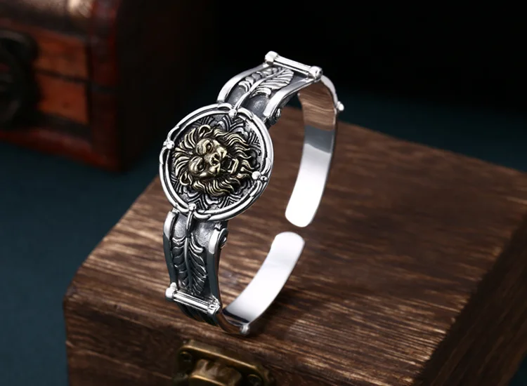 Löwenarmband im persischen Stil, Seitenansicht