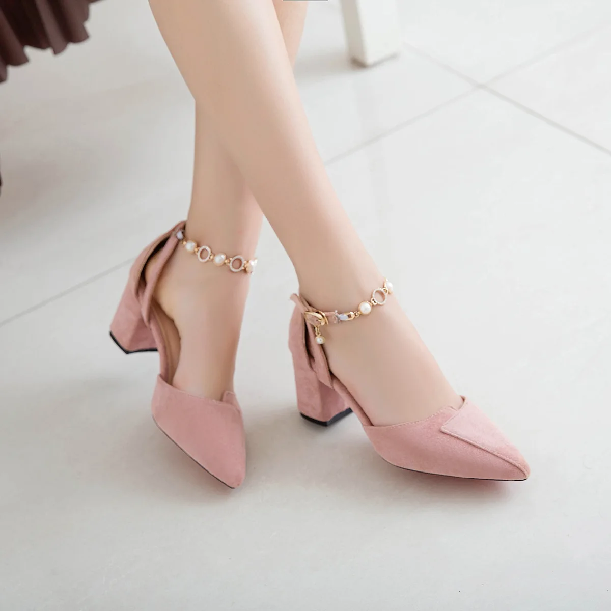 

2019 new one-button buckle pointed high heel thick sandals