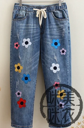 Женские джинсы большого размера, Осенние новые повседневные штаны на шнуровке с вышитыми цветами, свободные тонкие девять рваных брюк, джинсы для женщин