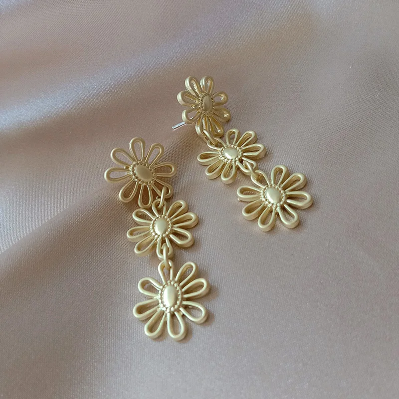 

2020 Korean Elegant Gold Color Hollow Daisy Flower Tassel Drop Earrings For Women Students Fashion Party Pendientes Jewelry