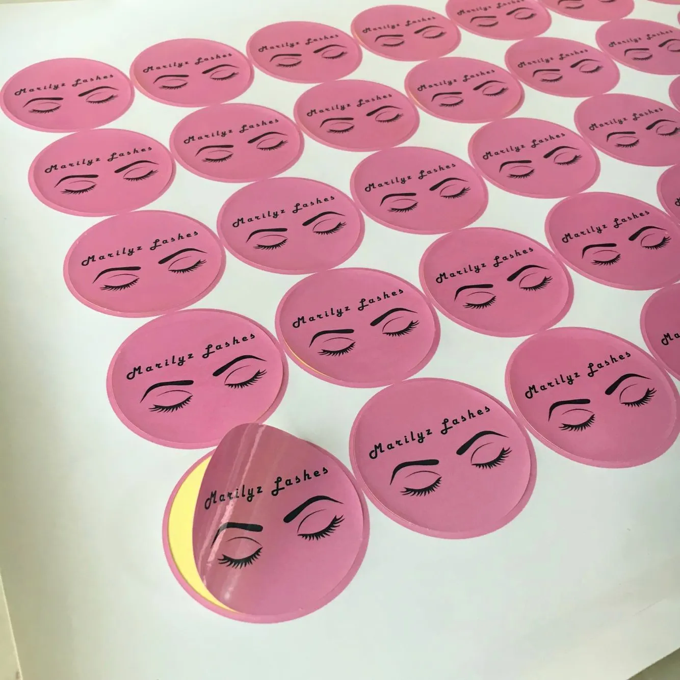Пользовательские логотипы Напечатанные Персонализированные этикетки многоцветные клейкие наклейки Скрапбукинг глянцевый, ламинированный 100 шт