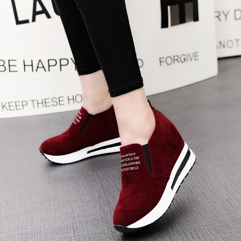 Модные женские повседневные кроссовки из флока на высоком каблуке; Цвет черный, красный; обувь для отдыха на платформе; дышащая обувь, увеличивающая рост; большие размеры 41 - Цвет: Красный