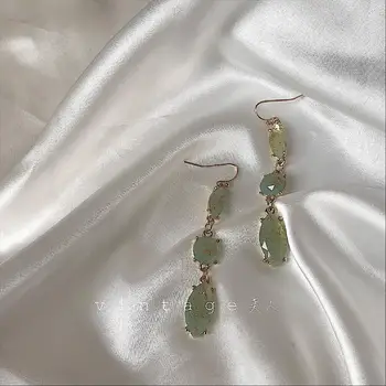 

Oz. Chi Dark Green Gentle Elegant Gold Foil Fine Flash Green Irregular Gemstone Earrings Clip-on White