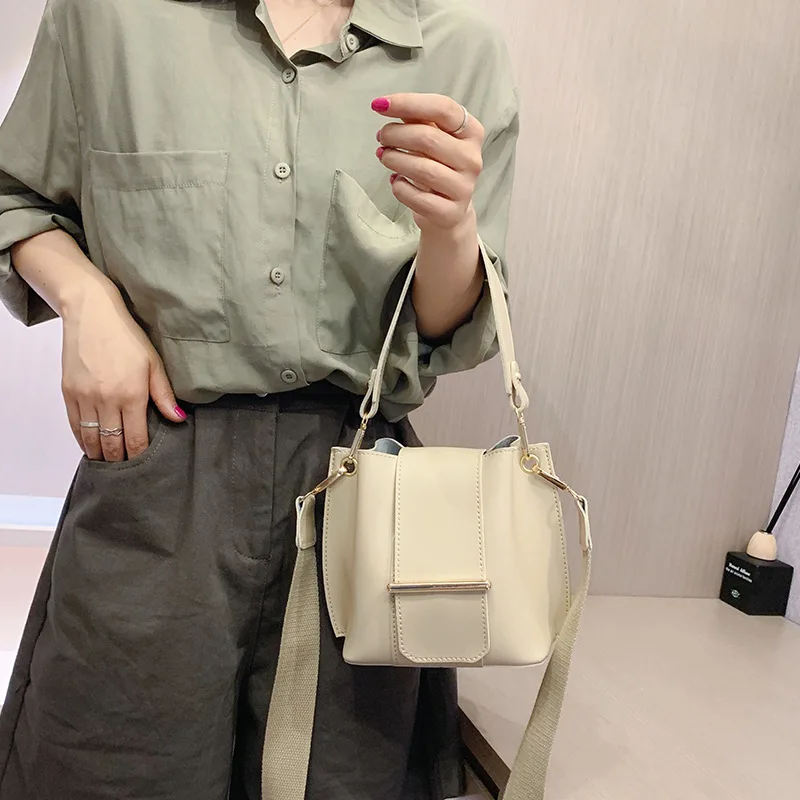 

2019 Summer hundred simple wide belt oblique bag leisure bucket girl satchel