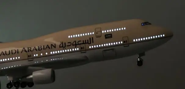 1/150 масштаб 47 см самолет Saudi Arabian Airlines B747-400 модель с легкими колесами литой под давлением пластиковый самолет для коллекционного подарка - Цвет: with light