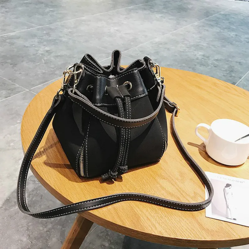 

Fashion Scrub Female Tide Shoulder Messenger Bag Designer Drawstring Bucket Tote Bag 2019 Winter New Suede Zipper Women Handbag