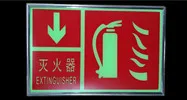 Подгонянный шаблон в случае пожара, при пожаре огни, самосветящиеся знаки выхода безопасности, знаки эвакуации, светящиеся знаки