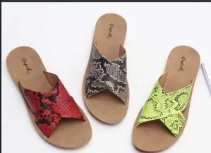 

Factory direct flat snake pattern flip flops female 2019 new fashion wild outdoor candy color transparent leather slippers