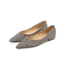 Модная женская обувь на плоской подошве; обувь с острым носком, украшенная заклепками; Осенняя обувь без застежки