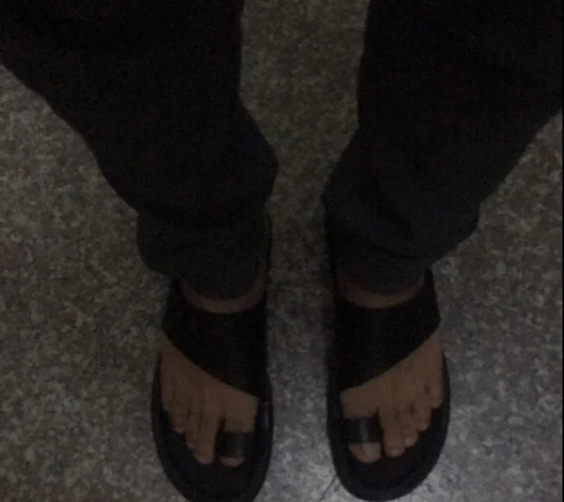 Черные дизайнерские мужские сандалии без шнуровки с открытым носком; кожаные летние уличные шлепанцы; модель года; модные водонепроницаемые шлепанцы