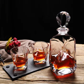 

luxury lead-free whiskey decanter set with 6 Pcs whiskey wine glass for Alcohol Bourbon Scotch 7 Pcs Set 200831-07