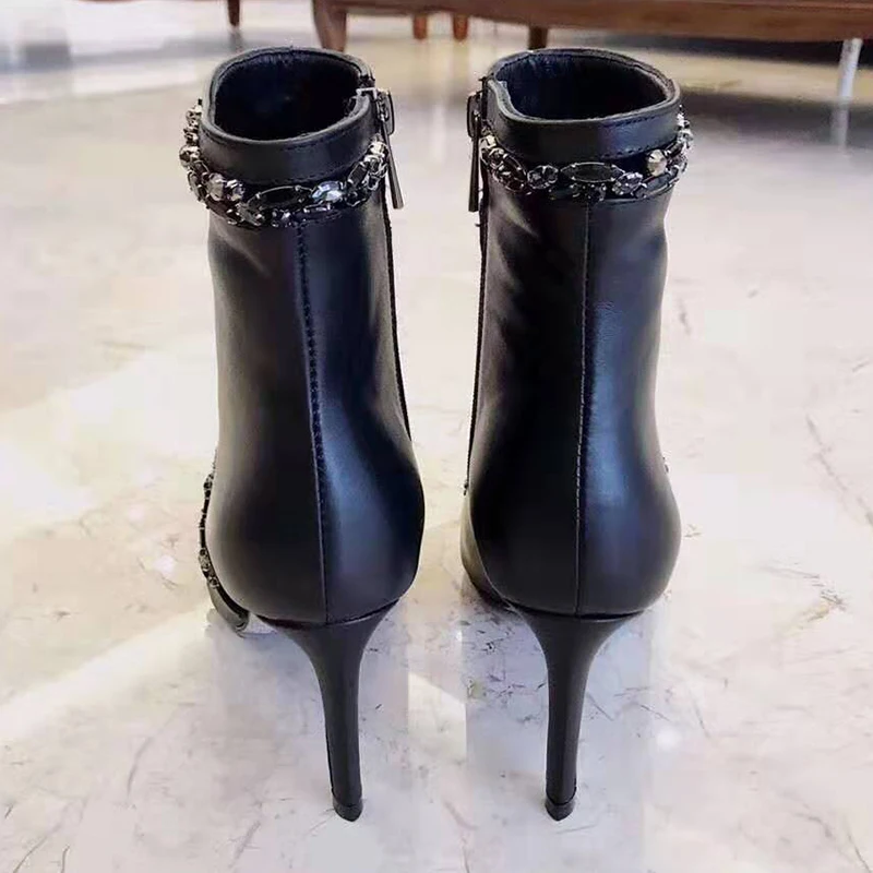 Черные кожаные ботильоны со стразами; женские ботинки на высоком каблуке с острым носком, украшенные кристаллами и цепочкой; Женская пикантная обувь для вечеринок
