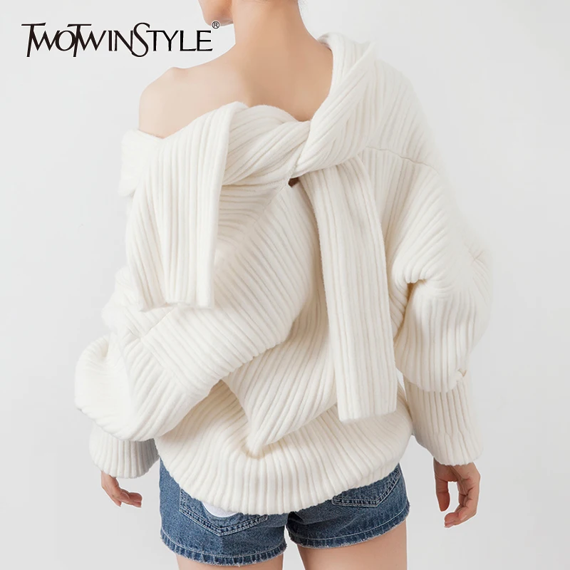 Женский свитер TWOTWINSTYLE белый на одно плечо с косым воротником и длинным рукавом