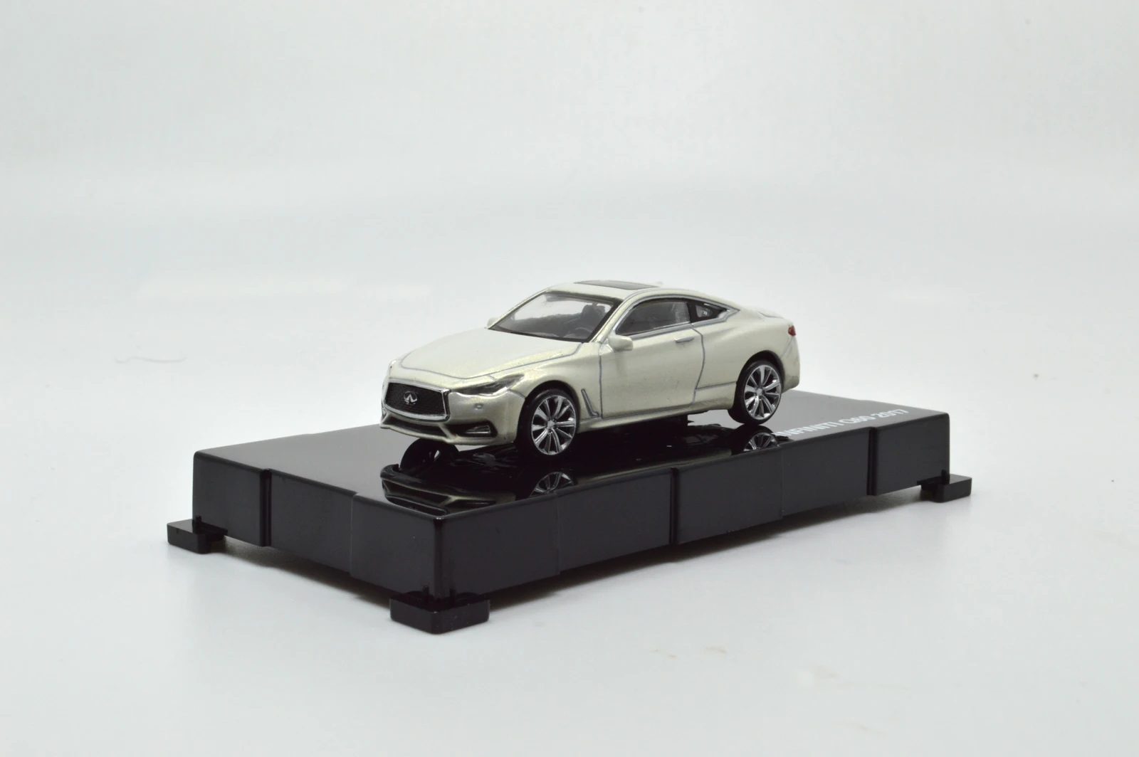 Модель Paudi 1/64 1: 64 весы Infiniti Q60 белый литье под давлением Модель автомобиля игрушки подарки для мальчиков и девочек