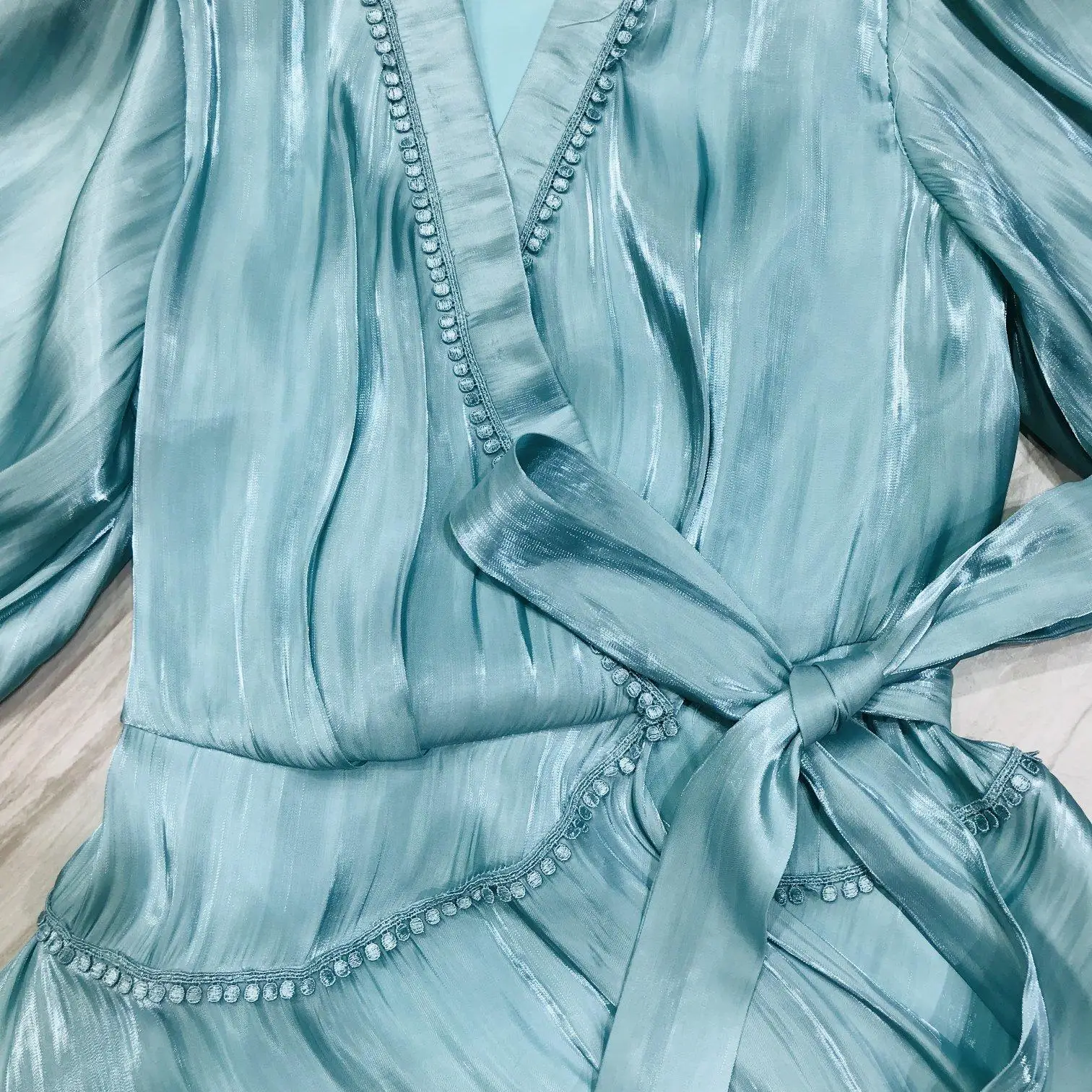The new summer V is gotten close tied with sleeve ruffled dress with five points