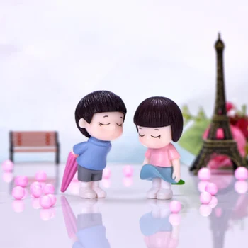 

ZOCDOU 1 Piece Umbrella Couple Doll Decoration Bachelor Costume Doll Garden Home Car Desk Crafts Miniatures Decor Ornament