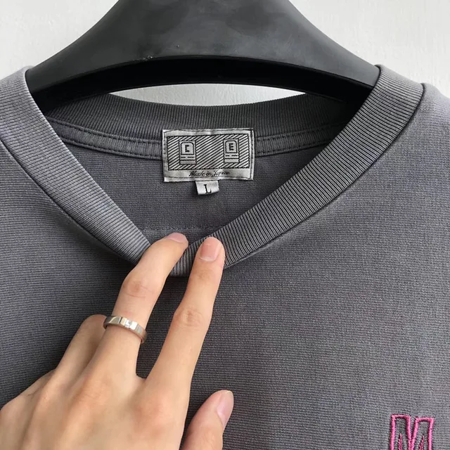 2020 C.E CAV EMPT 긴팔 티셔츠는 봄과 가을에 착용하기에 매우 적합한 캐주얼 스트리트웨어입니다.