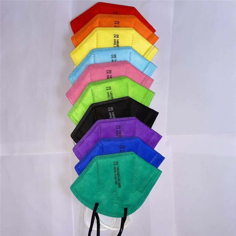 Masques FFP2 KN95 5 couches en couleurs aléatoires, disposés en éventail, montrant la variété des teintes.
