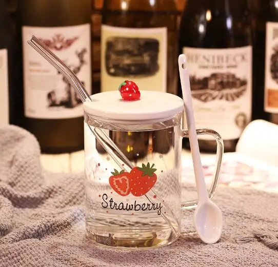 A Spoon and Straw Прозрачные кофейные кружки, Коктейльные стеклянные Жаростойкие Клубничные узоры, сок, вода, питьевая чайная чашка, молоко с соломенной крышкой, подарок - Цвет: A Spoon and Straw