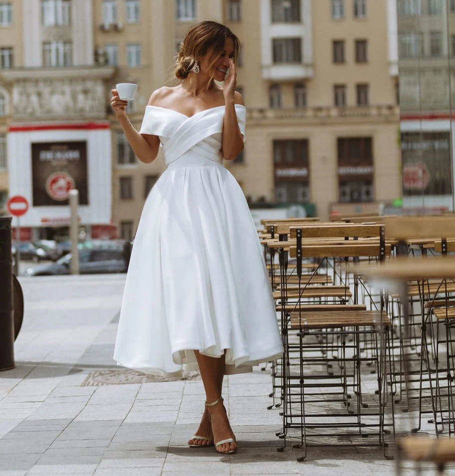 Короткое свадебное платье белое чайное с открытыми плечами robe de mariée сатиновое