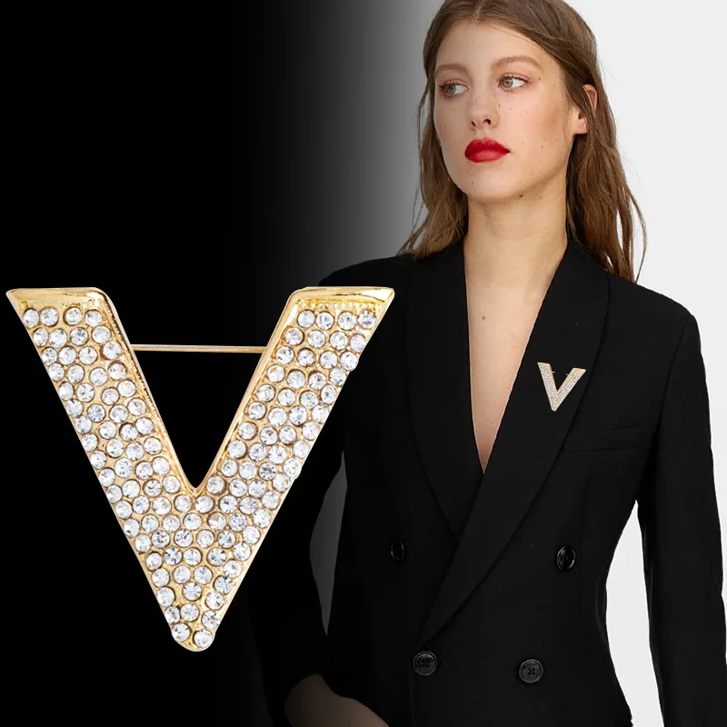 Fashion V Coat Pins Full Rhinestone Brooch значки Shirt Bag Lapel Badge Wholesale Enamel Pin Jewelry Gift