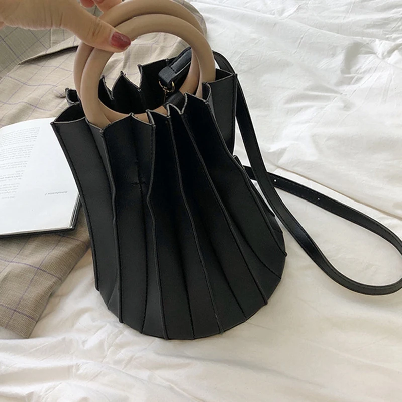 

Fashion Wooden Buckle Portable Pleated Bucket Bag Messenger Bag