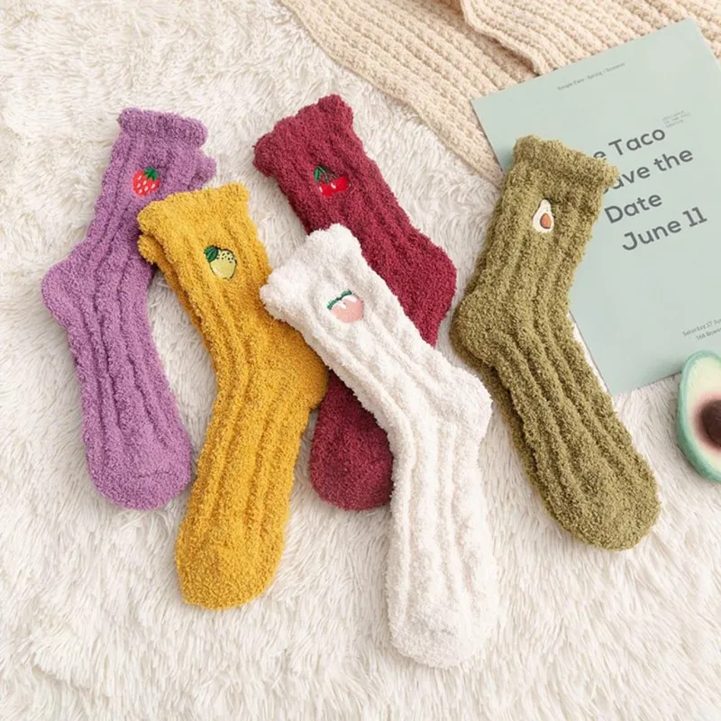 Женские коралловые бархатные носки Harajuku с вышитыми фруктами; зимние плотные однотонные домашние носки для отдыха; удобные носки; теплые носки