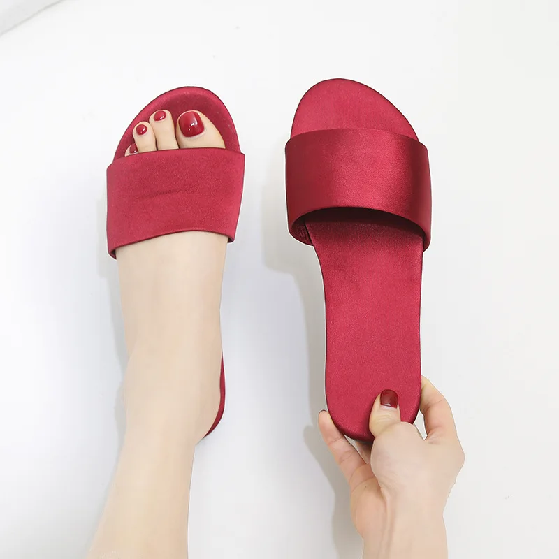 Летние домашние тапочки в Корейском стиле женские сандалии из шелковой ткани домашние Нескользящие свадебные туфли - Цвет: Red
