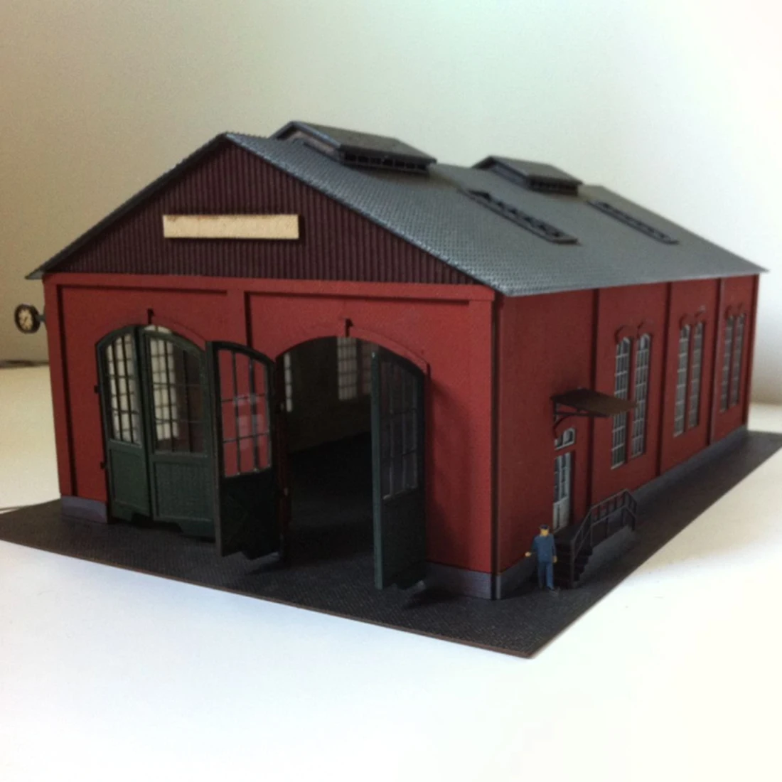  1:87 HO Scale Locomotive Garage Sand Table Scene Decorations