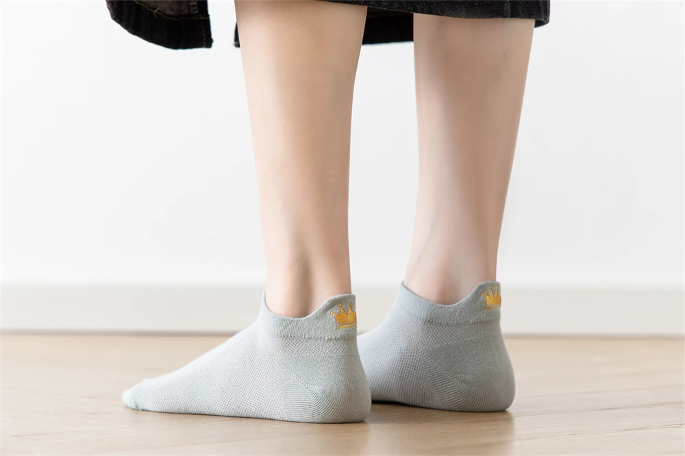 Schicke neue Damen stickerei Krone schöne Harajuku atmungsaktive retikulierte ausgehöhlte weiche Baumwoll-Mesh-Söckchen – Detail 23