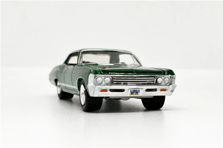 Зеленый светильник 1: 64 Chevrolet Impala Sport Sedan 1967 бутик сплава автомобиля игрушки для детей Детские игрушки модель оптом