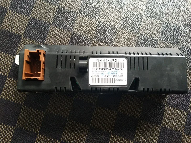 Автомобильный экран Поддержка USB двойной зоны воздуха Bluetooth дисплей 5 меню желтый
