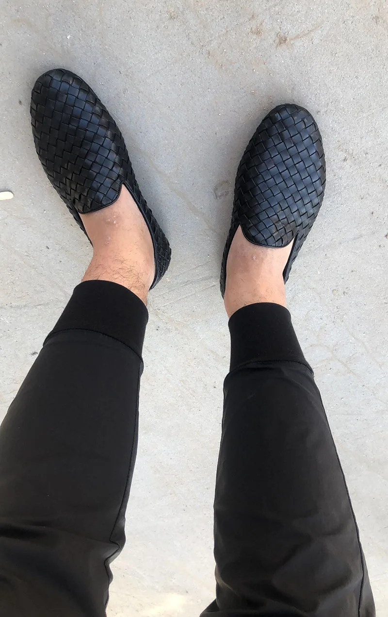 Новые летние дышащие мужские мокасины высокого качества; легкие слипоны в британском стиле; модные роскошные черные тканые туфли для вождения