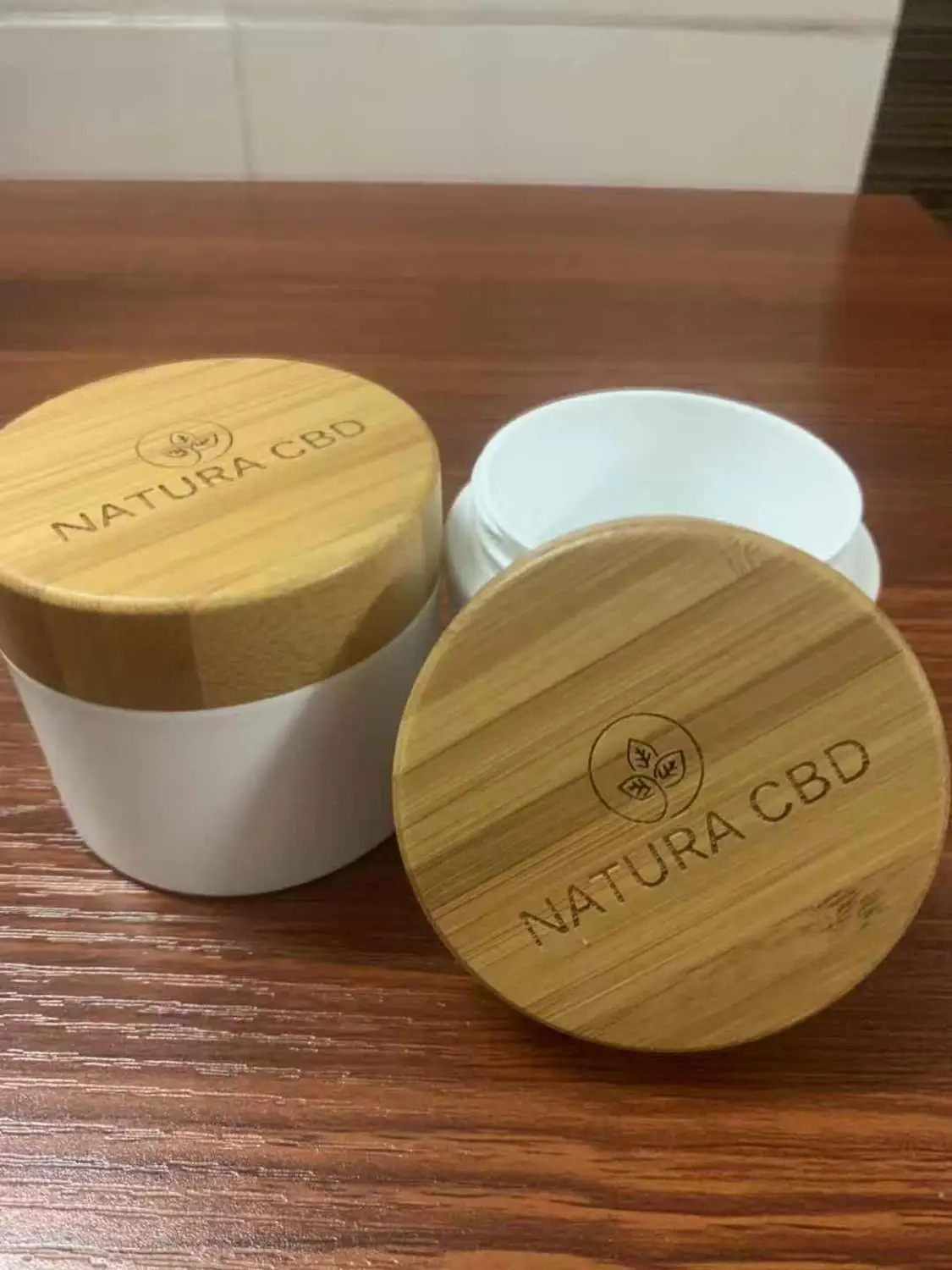 100pcs 1oz 4oz 100g переработанное матовое прозрачное стекло банки с гравировкой на крышки из бамбука бамбуковая стеклянная баночка для косметики для крема для лица - Цвет: white pp jar