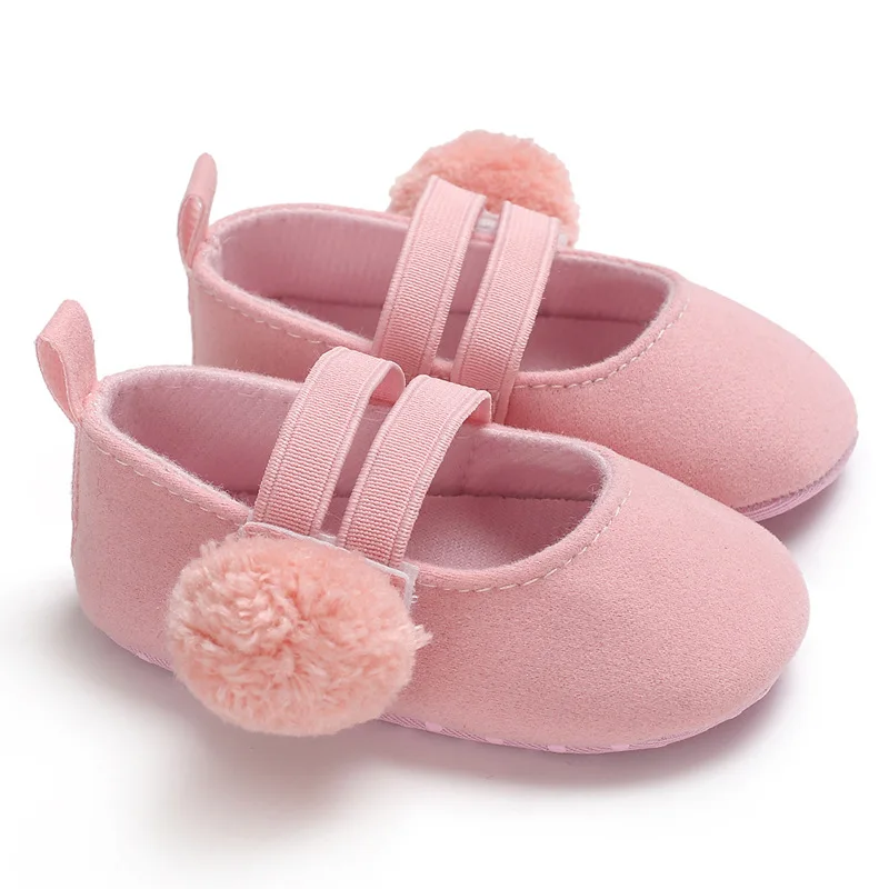 Новая Осенняя детская обувь для девочек, однотонная, милая, с пушистыми помпонами, на липучке, с мягкой нескользящей подошвой, хлопковая обувь для малышей