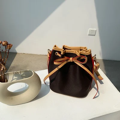 

2019 new fashion single Female shoulder Messenger Crossbody bag Korean version of the small bucket of wild drawstring handbags