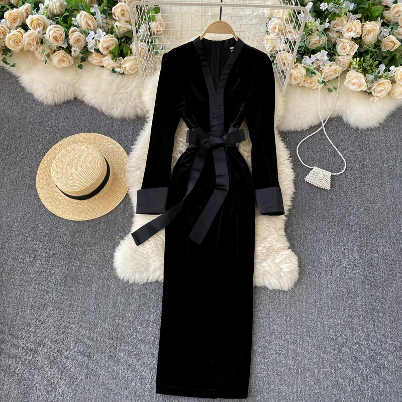 

Women's Autumn Winter Runway Fashion Vintage V Neck Velvet Slim Black Dress Female Travel Chic Party Dress TB131