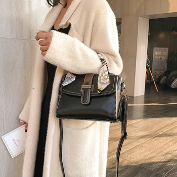 

Bag female 2019 new shoulder diagonal handbag large capacity fashion wild tote bag simple postman package tide