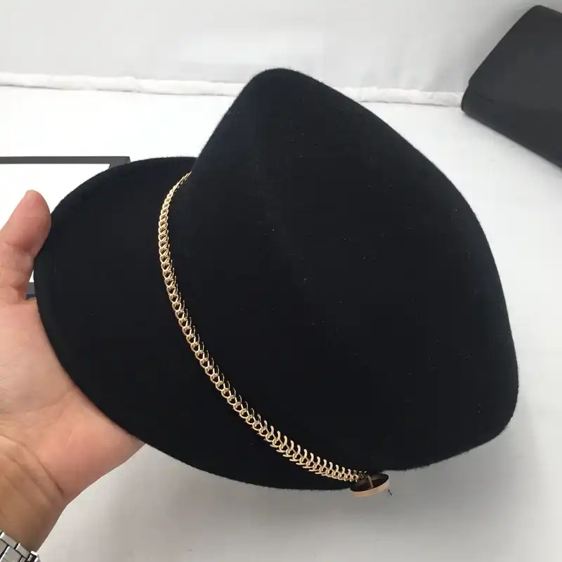 black cloth cap