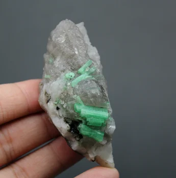 

80g Natural gem-grade green emerald mineral crystal specimens stones and crystals quartz crystals from china