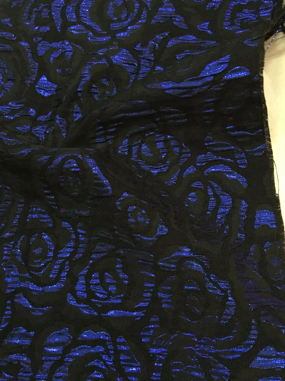 Ткань из жаккардовой вискозы черного цвета с розовым тиснением с меньшим блеском