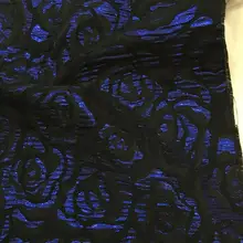 Ткань из жаккардовой вискозы черного цвета с розовым тиснением с меньшим блеском